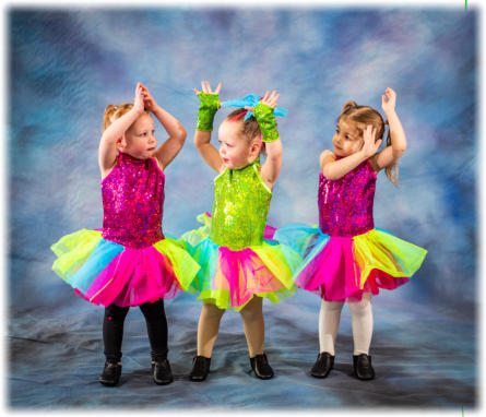 Little ballerinas, ballet program. Dancely.